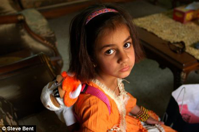 Steve Bent Photograph of little Iraqi girl